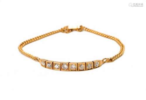 A golden bracelet, set with eight diamonds. China. Total weight approx. 10.6 g. Diamonds: 2x approx.
