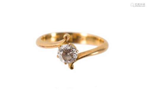 A 20-kt golden ring, set with an approx. 0.4 crt diamond. China, first half of 20th century. Size 52