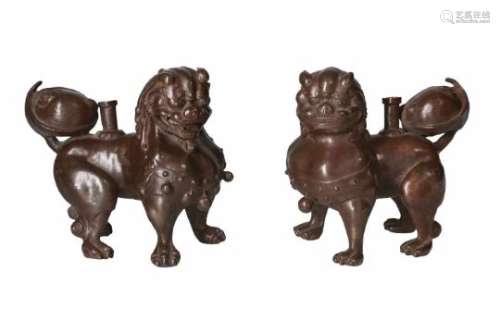 A pair of bronze sculptures depictings lions. China, 18th/19th century. Total weight approx. 3823