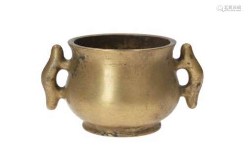 A bronze censer with two handles. Marked with seal mark Xuande. China, 18th/19th century. Total