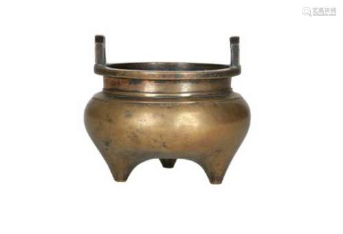 A bronze tripod censer with two handles. Unmarked. China, 19th century. Total weight. approx. 1206