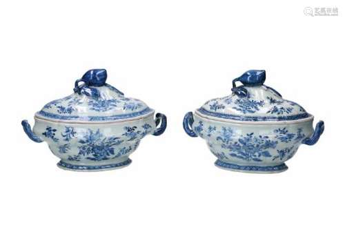 A pair of blue and white porcelain tureens, decorated with flowers. Unmarked. China, Qianlong.