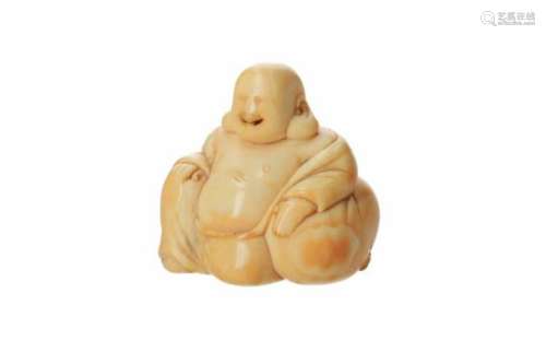 An ivory netsuke of a sitting Hotei with bag. Japan, 18th century. H. 3.5 cm. Provenance: Fa.