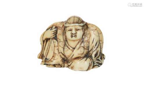 An ivory netsuke of a sitting figure with fan. Japan, second half of the 18th century. H. 3.5 cm.