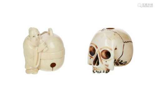 Lot of two netsuke, 1) ivory, figure cleaning a temple bell. Signed. H. 4 cm. 2) ivory, skull.