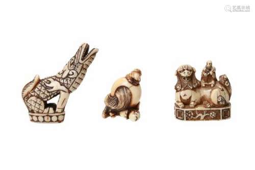 Lot of two netsuke and one seal netsuke, 1) ivory, figure on the back of shishi. H. 4,5 cm. 2)