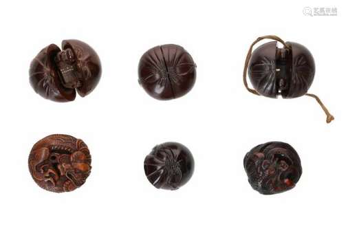 Lot of four netsuke and two manju, 1) wood, Hotei and karako playing a game of sugoroku, inside