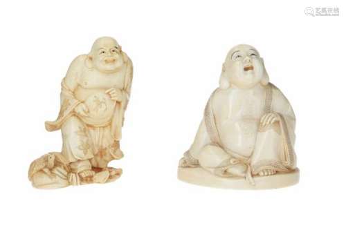 Lot of two okimono, 1) ivory, sitting Hotei. Signed Gyokusai. H. 8.5 cm. 2) ivory, standing Hotei