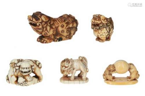 Lot of five netsuke, 1) staghorn, Shishi. L. 7 cm. 2) ivory, Shishi. H. 3.5 cm. 3) ivory, two Shishi