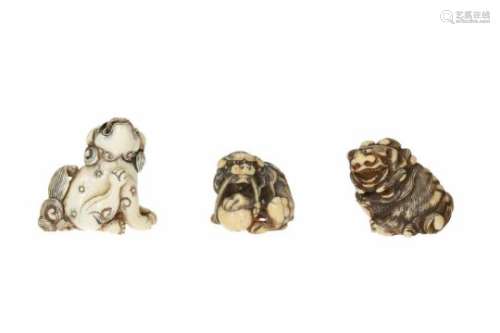 Lot of three netsuke, 1) sitting shishi with ball. H. 3.5 cm. 2) ivory, scratching shishi with
