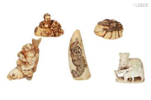 Lot of five netsuke, 1) ivory, treasure bag. H. 2 cm. 2) ivory, karako with treasure bag and tama.