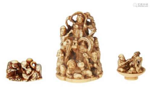 Lot of two netsuke and one okimono, 1) ivory, four figures with treasures. Signed Gyokuzan. L. 4.5