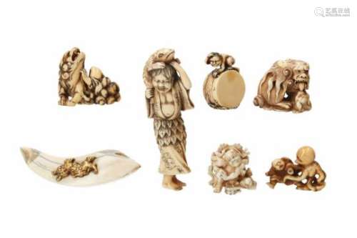 Lot of seven netsuke, 1) ivory, shishi with horn eyes and cub. Signed. H. 3 cm. 2) ivory, Raiden