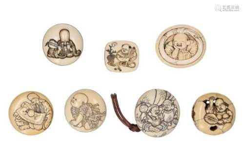 Lot of seven manju, 1) ivory, Fukurokuju with fan, staff and scroll. Signed. Diam. 4 cm. 2) ivory,