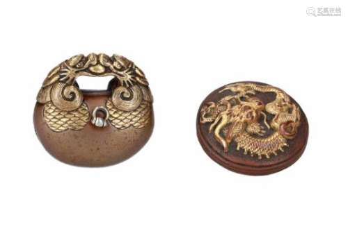 Lot of one netsuke and one manju, 1) gilded copper, mokugyo with dragon heads. H. 3 cm. 2) gilded