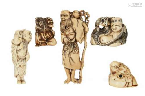 Lot of five netsuke, 1) ivory, Gama Sennin on toad. H. 3.5 cm. 2) ivory, sitting Gama Sennin with
