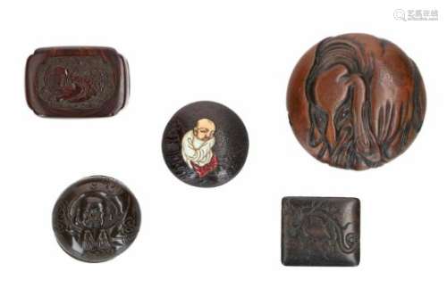 Lot of four manju and one netsuke, 1) pressed horn, Hotei in bag and characters. Diam. 4 cm. 2)