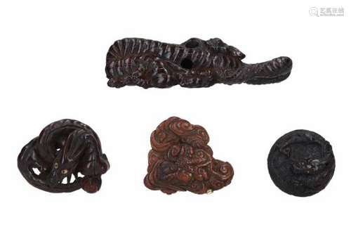 Lot of four netsuke, 1) wood, dragon. L. 9.5 cm. 2) boxwood and goldplated metal, dragon in