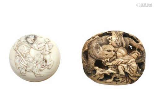 Lot of two manju, 1) staghorn, Yoku with tiger. L. 5,5 cm. 2) ivory, warrior with Oni. Signed. Diam.