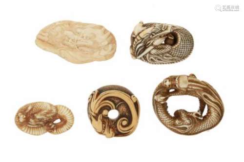 Lot of five netsuke, 1) ivory, curled up dragon. L. 4 cm. 2) ivory, curled up dragon holding tama