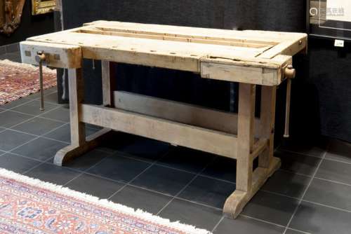 old workbench in wood with 4 clamping screws - - Mooie werkbank in hout met vier [...]