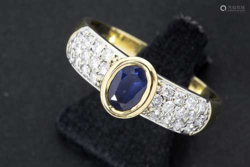 ring in yellow gold (18 carat) with a ca 0,80 carat Ceylan sapphire and ca 0,50 carat [...]