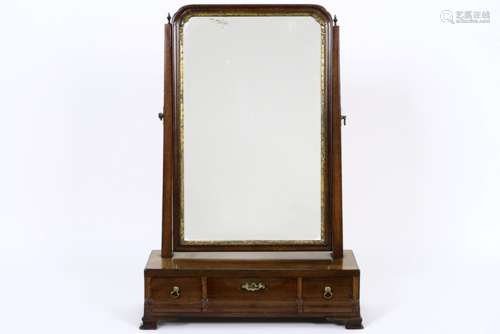 18th Cent. English powder mirror with three drawers and a psyché in mahogany - - [...]