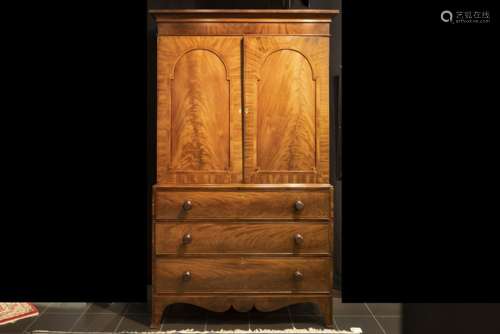 late 18th Cent. Sheraton style linen press in mahogany - - Laat achttiende eeuws [...]