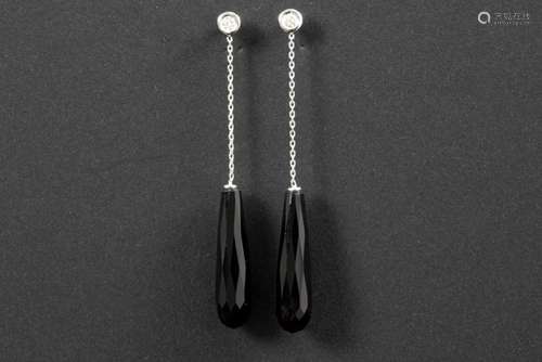 pair of earrings in white gold (18 carat) with drops of black onyx and 0,30 carat of [...]