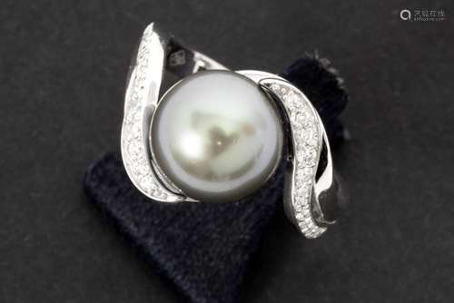 ring in white gold (18 carat) with a Tahiti-pearl and ca 0,15 carat of high quality [...]