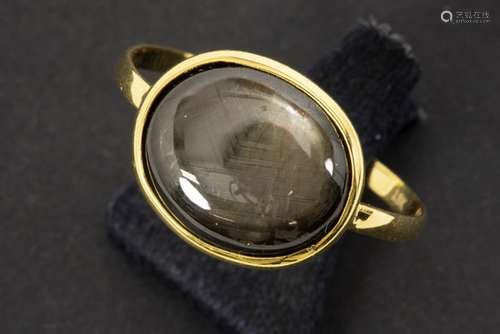 ring in yellow gold (18 carat) with an oval cabochon in quite rare gold sapphire of [...]