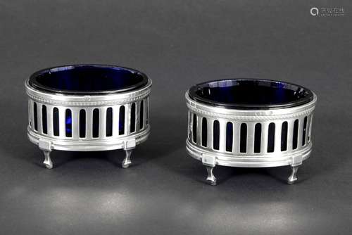 pair of neoclassical salt cellars in blue glass and marked silver - - Paar [...]