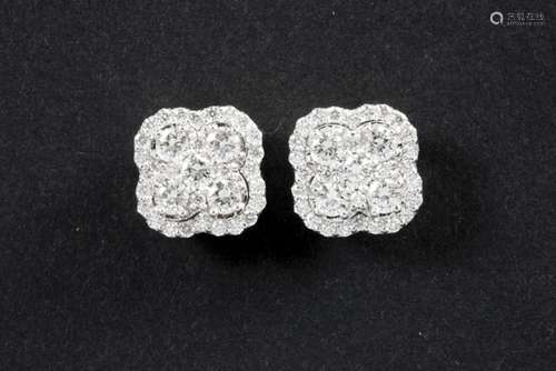 pair of earrings in white gold (18 carat) with ca 1,10 carat of very high quality [...]