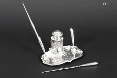 desk inkset in marked silver - - Bureaustel met pennenschaaltje, inktpot en twee [...]