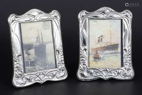 pair of English Art Nouveau style photo frames in marked silver - - Paar Engelse [...]