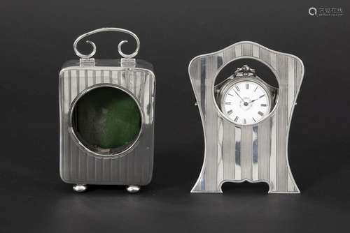 two watch stands in marked silver - one with pocket watch - - Twee Engelse [...]