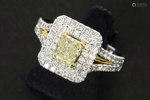 beautiful ring in white and yellow gold (18 carat) with a 0,72 carat natural fancy [...]