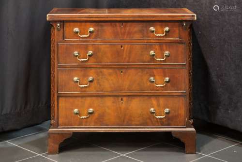 19th Cent. English bachelor's chest in mahogany - - Negentiende eeuwse Engelse zgn [...]