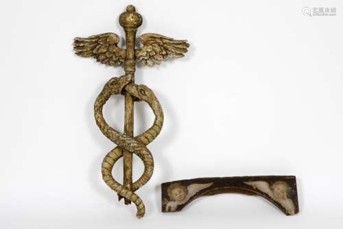 a 17th Cent. caduceus in wood with original polychromy and an antique altar fragment [...]