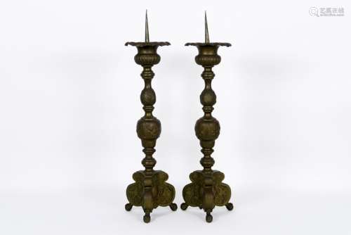 pair of at least 18th Cent. altar candlesticks in brass - - Paar zeker achttiende [...]