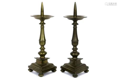 pair of 17th/18th Cent. candlesticks with triangular base in bronze - - Paar [...]
