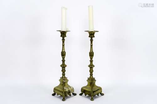 pair of quite big 17th/18th Cent. candlesticks with triangular base in bronze - - [...]