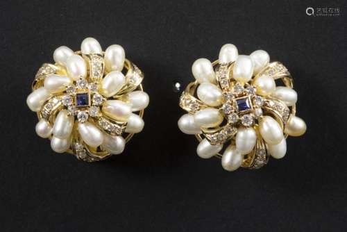 pair of earrings in yellow gold (18 carat) with sapphire, small pearls and ca 1,50 [...]