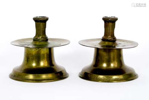 pair of 17th Cent. Spanish clock candlesticks in brass - with invoice - - Paar [...]