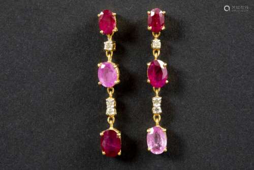 pair of earrings in yellow gold (18 carat) with ca 5 carat of pink sapphires, rubies [...]