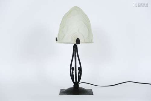 Art Deco lamp in wrought iron with a shade in glass with a geomtetric decor - - [...]