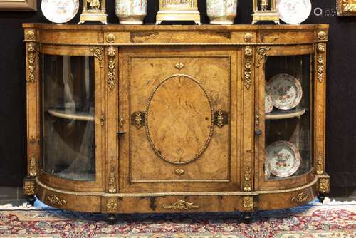 mid 19th Cent. English neoclassical sideboard in burr of walnut and with mountings in [...]