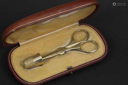 sewing kit with its original content with a 14 carat gold thimble and scissors - - [...]