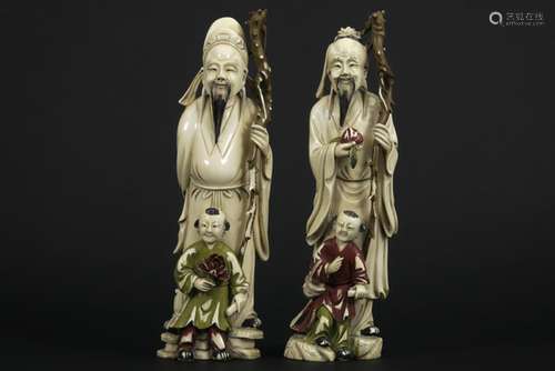 pair of antique Chinese sculptures in partially polychromed ivory - - Paar antieke [...]