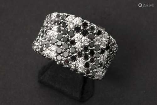 ring in white gold (18 carat) with ca 1,50 carat of black high quality diamonds and [...]